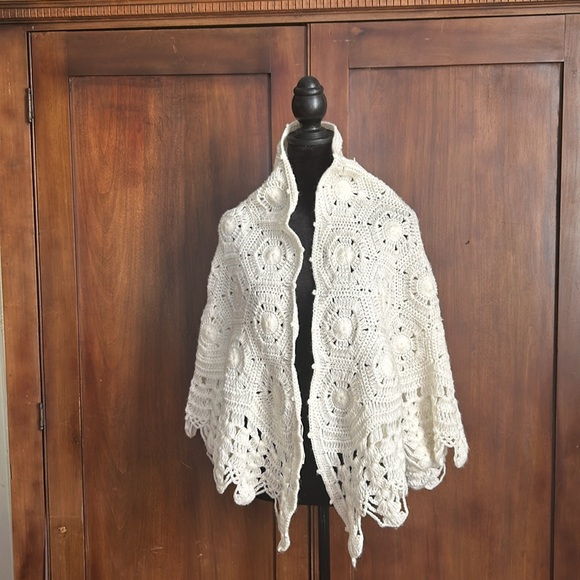 80s Creamy Crocheted Capelet - Picture 2 of 7